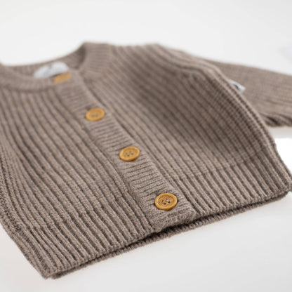 Gestrickte Babyjacke aus Merinowolle