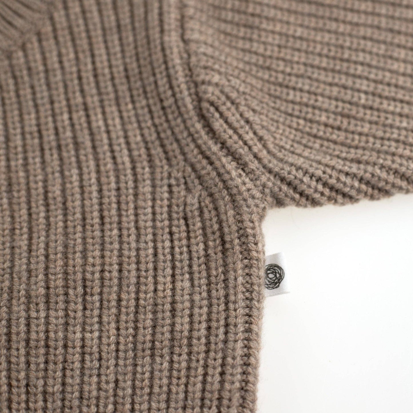 Gestrickte Babyjacke aus Merinowolle