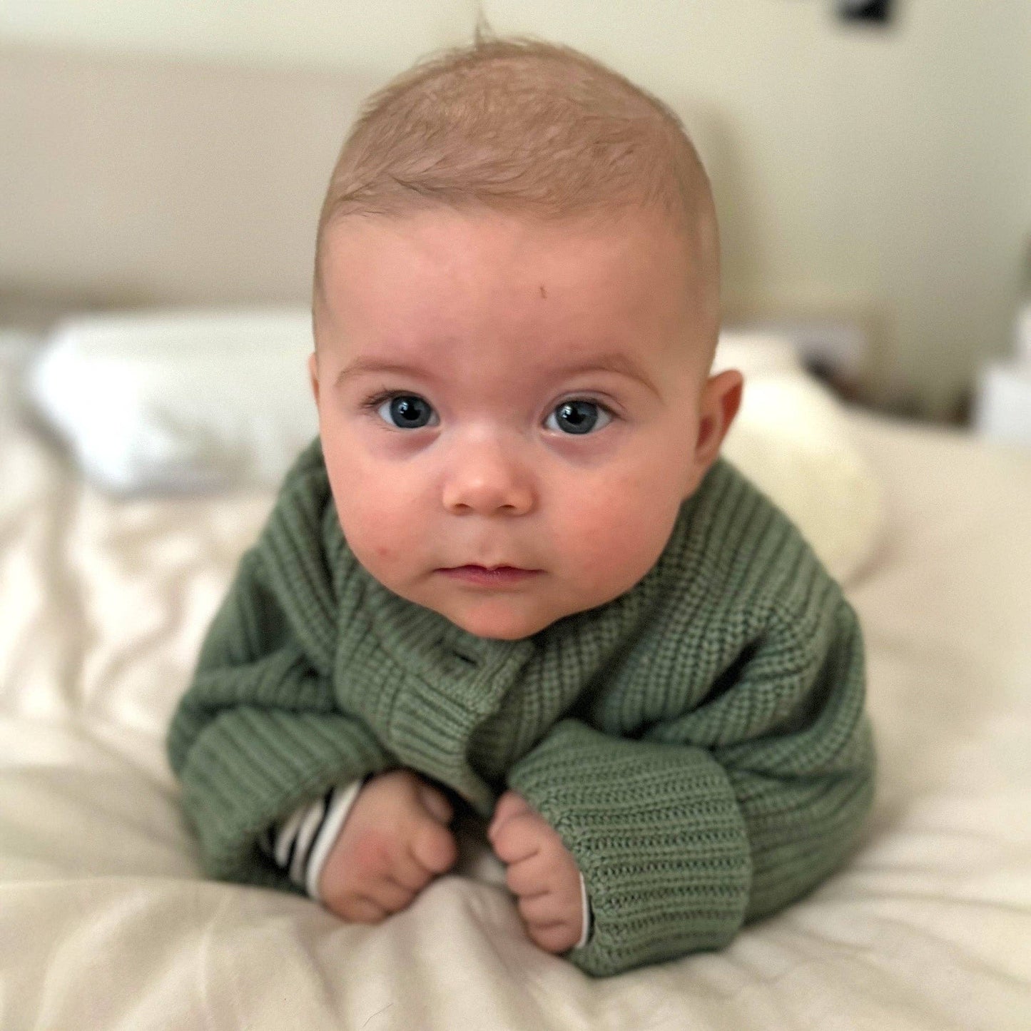 Gestrickte Babyjacke aus Merinowolle